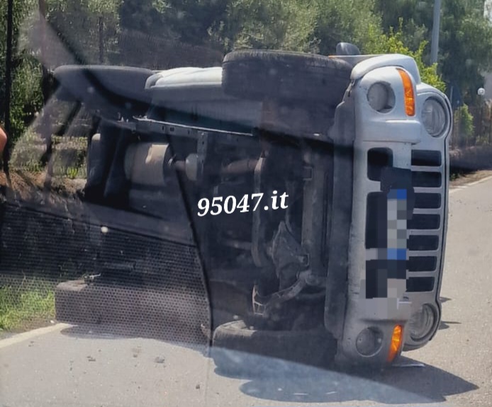 PATERNO'. INCIDENTE STRADALE JEEP SI RIBALTA IN CONTRADA SCALILLI ILLESO CONDUCENTE