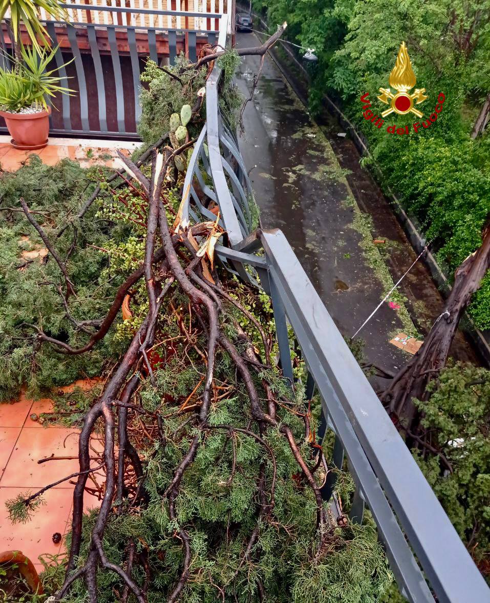 PATERNO’; IL MALTEMPO PROVOCA ENORMI DANNI VVF AL LAVORO. TRAGEDIA SFIORATA IN VIA DELLA LIBERTA' -LE FOTO