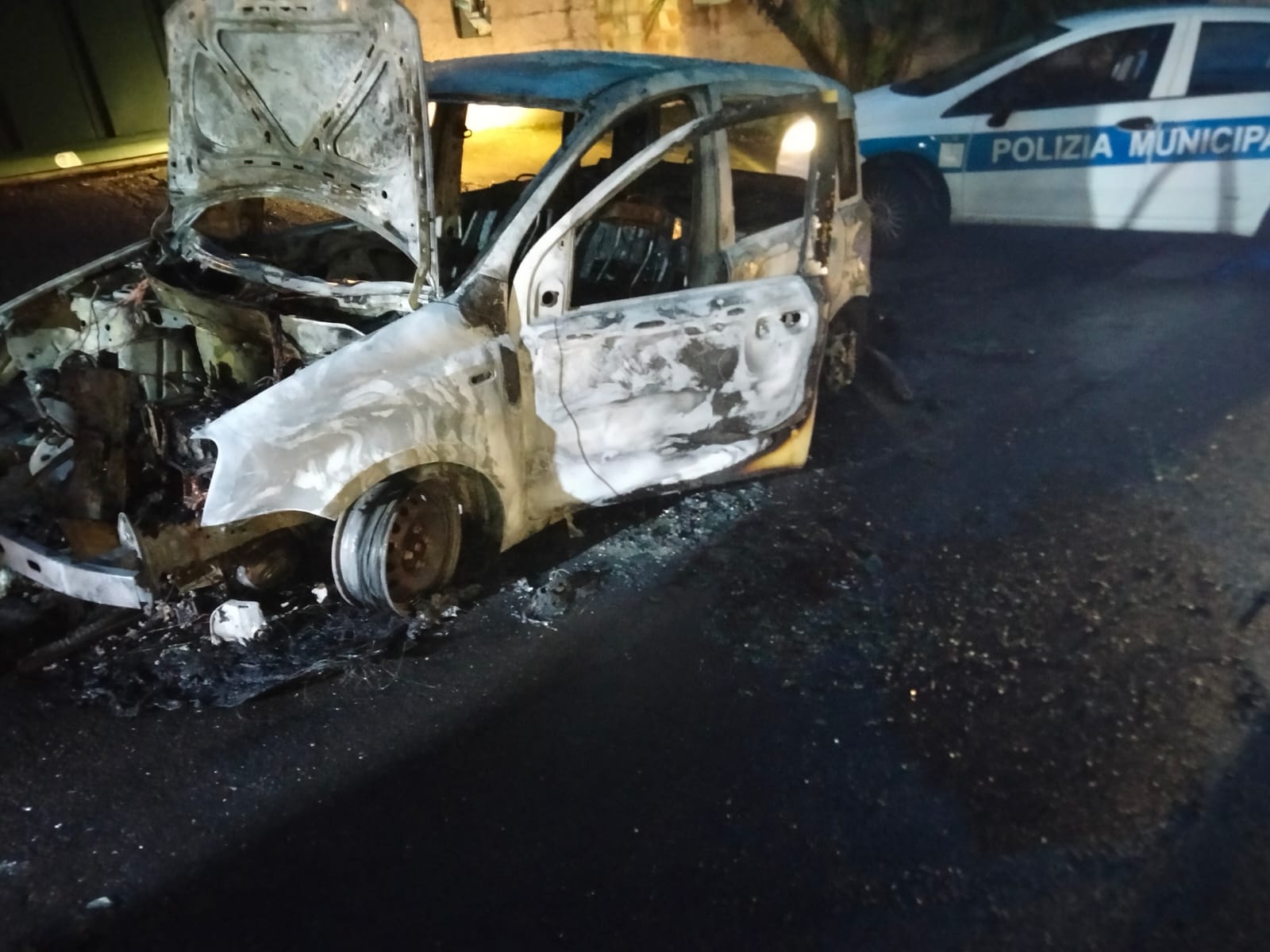 TRECASTAGNI. L’AUTO PRENDE FUOCO MENTRE È IN MARCIA, LA CONDUCENTE SI FERMA E RIESCE A METTERSI IN SALVO