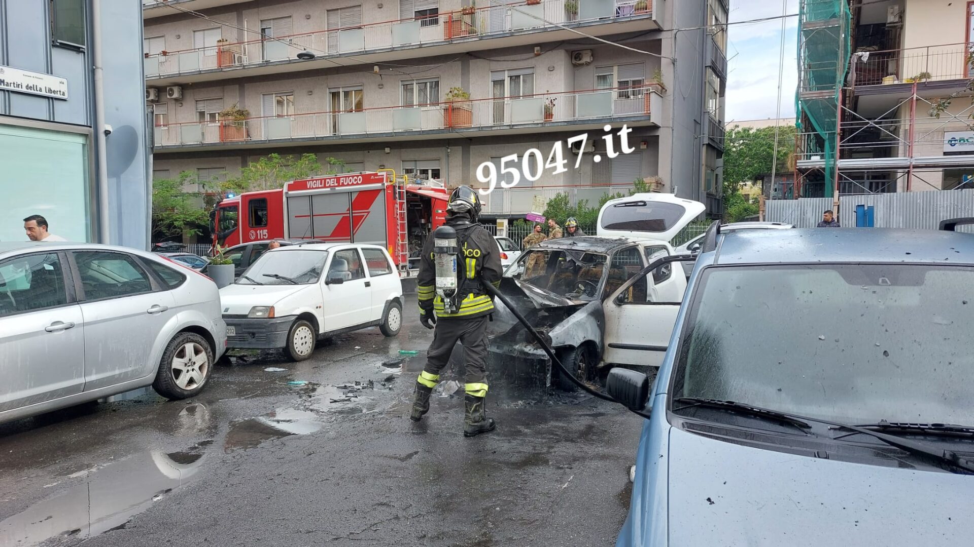 PATERNO’. AUTO IN FIAMME MENTRE PERCORRE LA VIA BELLIA, OCCUPANTI SI METTONO IN SALVO