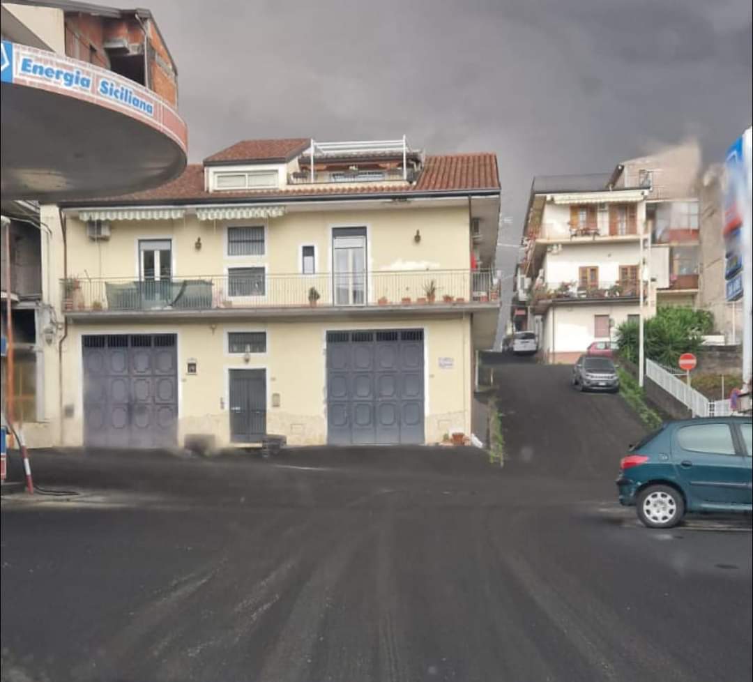 FINITO IL PAROSSISMO DELL'ETNA. PIOGGIA DI CENERE SULLE CITTÀ ETNE: AUTO E STRADE COPERTE DI PULVISCOLO NERO