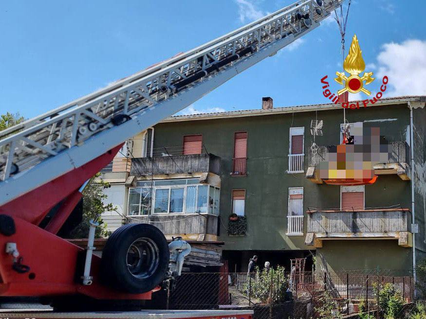LINGUAGLOSSA. VIGILI DEL FUOCO SOCCORRONO UN UOMO OBESO PER IL TRASFERIMENTO IN OSPEDALE