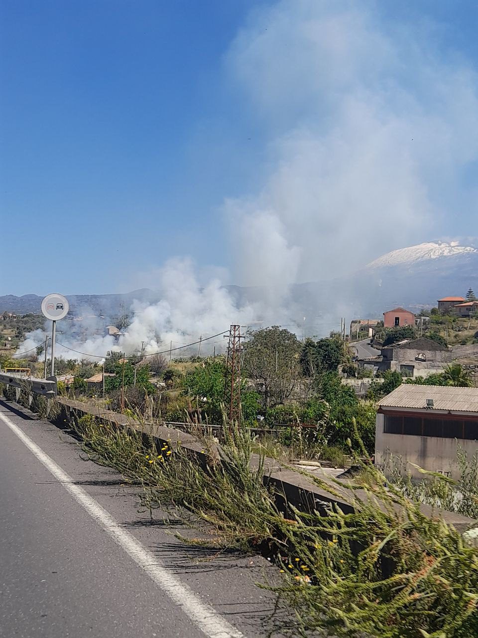 PATERNÒ: VASTO INCENDIO DI STERPAGLIE IN CORSO IN ZONA VIA DELLA LIBERTÀ: DENSA COLONNA DI FUMO GRIGIO IN CIELO