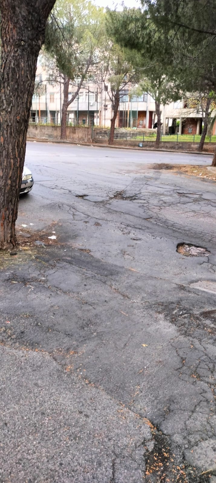 PATERNO’: BUCHE IN VIA ALCIDE DE GASPERI : LA SEGNALAZIONE DI UN NOSTRO LETTORE