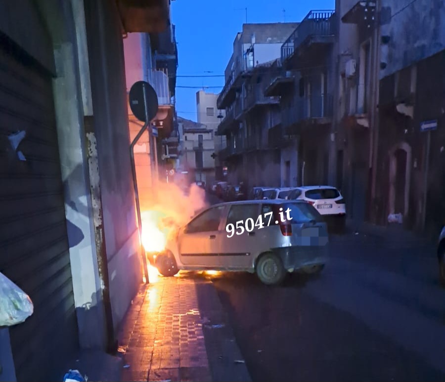 PATERNÒ. AUTO PRENDE FUOCO IN VIA FIUME, NESSUN FERITO
