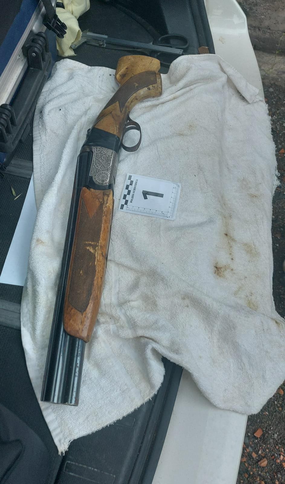 CATANIA. RINVENUTE E SEQUESTRATE  2 PISTOLE E UN FUCILE, OCCULTATI DA UNA PIETRA DI UN “MURO A SECCO”