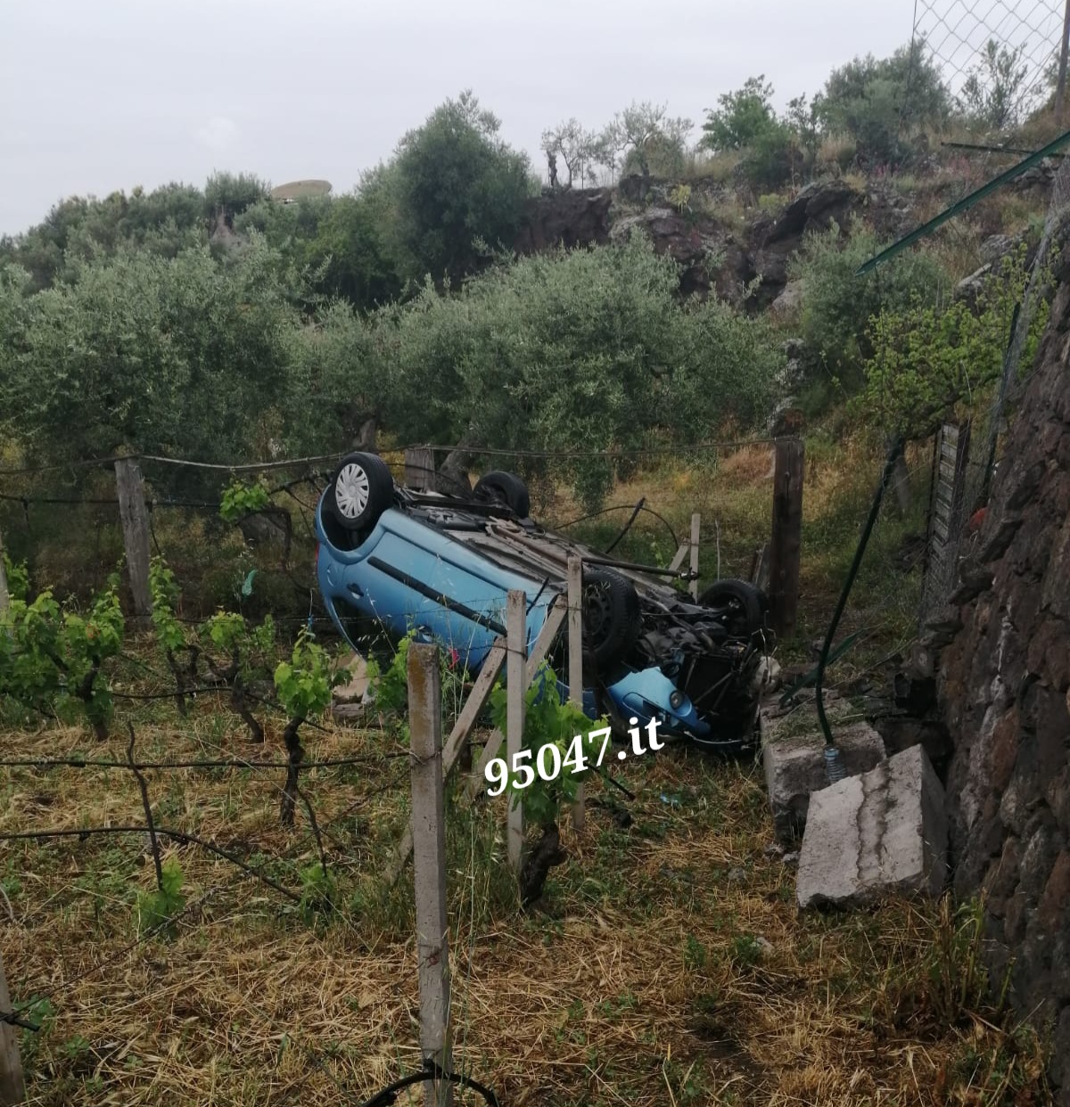 SANTA MARIA DI LICODIA. AUTO CONDOTTA DA UN 20ENNE PATERNESE NELLA NOTTE FINISCE RUOTE ALL'INSÙ