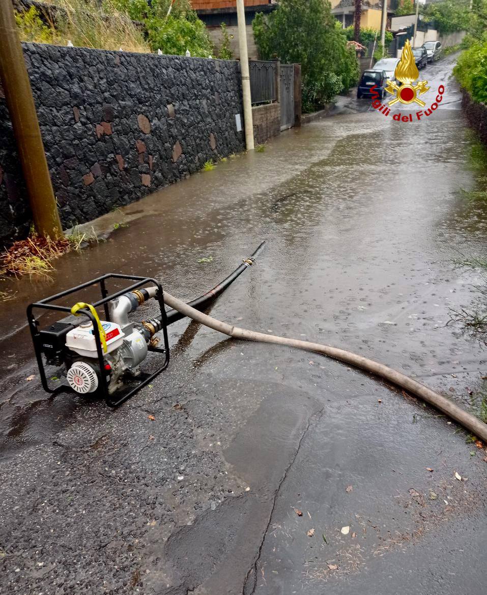 INGV: “IL FENOMENO ERUTTIVO PUÒ RITENERSI CONCLUSO". RICADUTA DI CENERE HA INTERESSATO IL VERSANTE SUD OCCIDENTALE, DAL PAESE DI ADRANO A CATANIA.