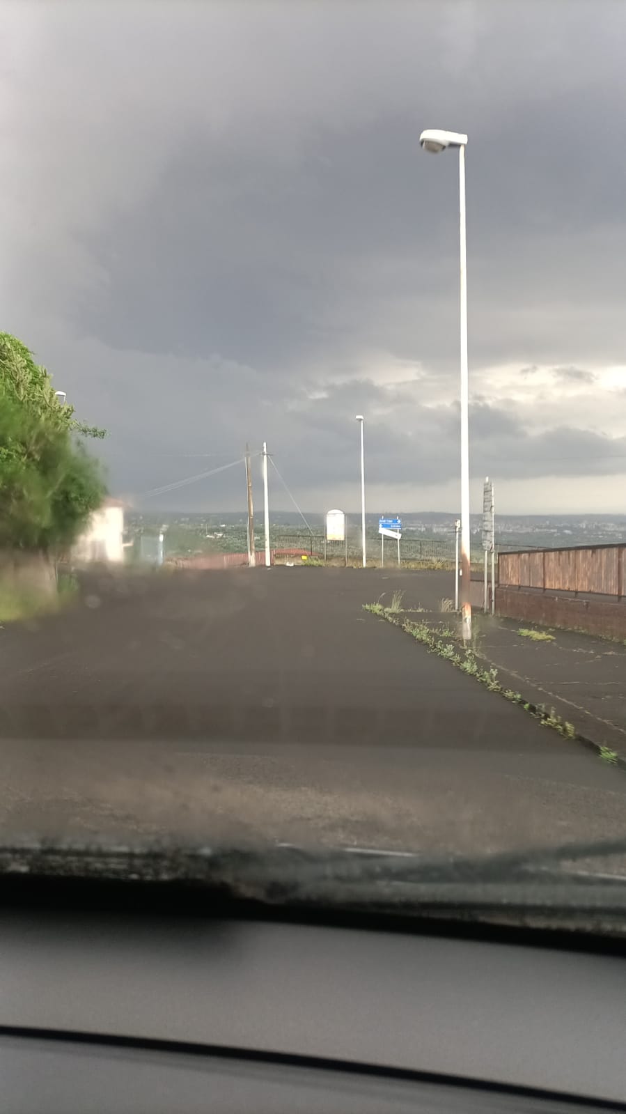 FINITO IL PAROSSISMO DELL'ETNA. PIOGGIA DI CENERE SULLE CITTÀ ETNE: AUTO E STRADE COPERTE DI PULVISCOLO NERO