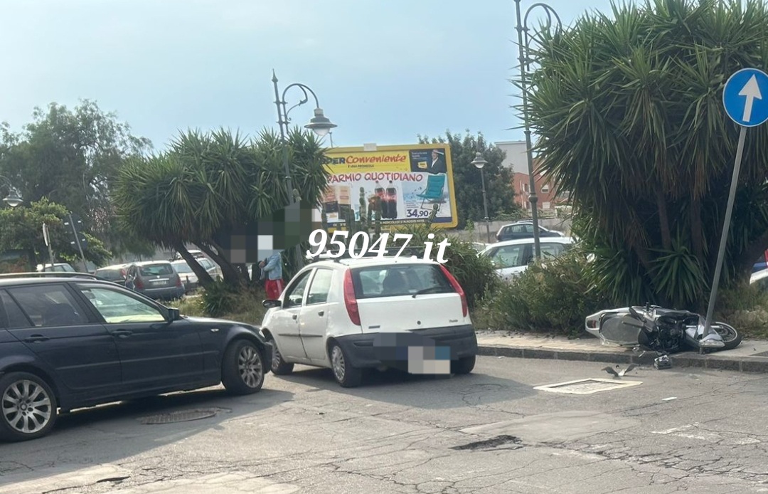 PATERNÒ, VIOLENTO SCONTRO AUTO SCOOTER AL CORSO ITALIA