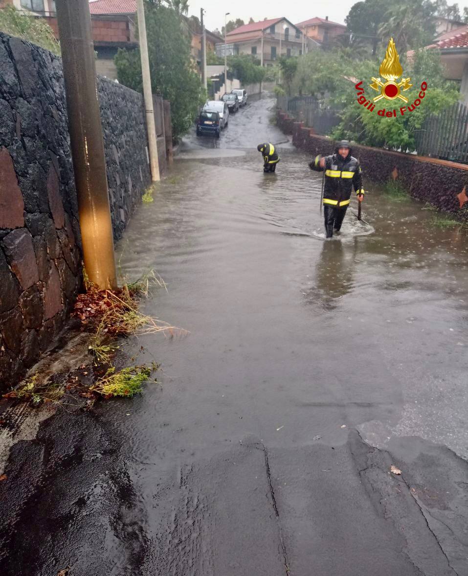 MALTEMPO NEL CATANESE, OLTRE 40 INTERVENTI EFFETTUATI DAI VIGILI DEL FUOCO