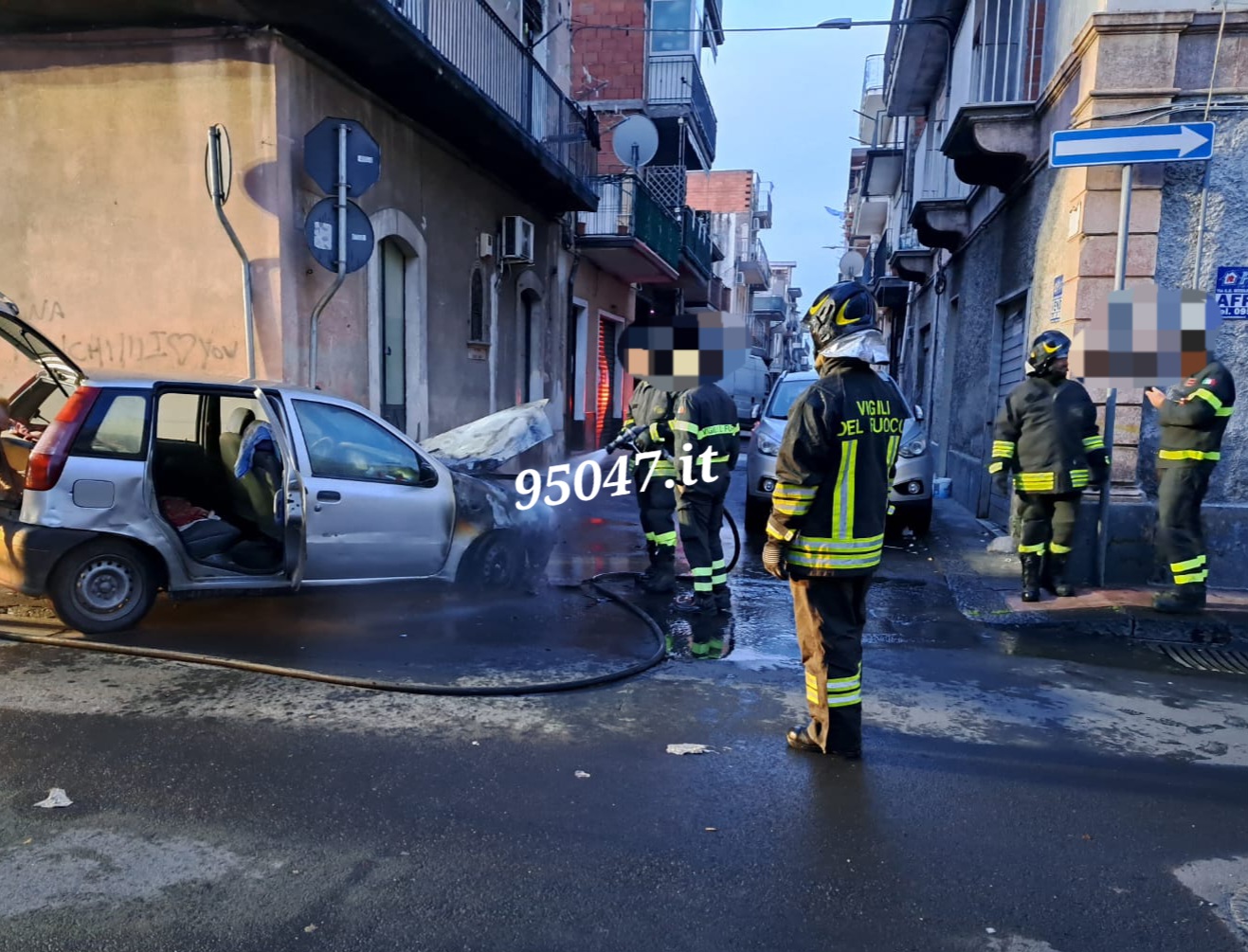 PATERNÒ. AUTO PRENDE FUOCO IN VIA FIUME, NESSUN FERITO