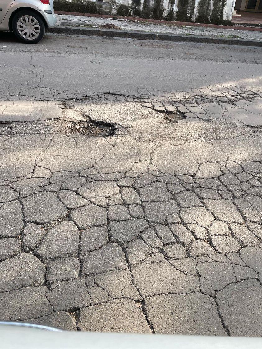 PATERNO'. LA DENUNCIA DI UN LETTORE: "BUCHE E PERICOLI STRADALI IN VIA ALCIDE DE GASPERI" [FOTO]