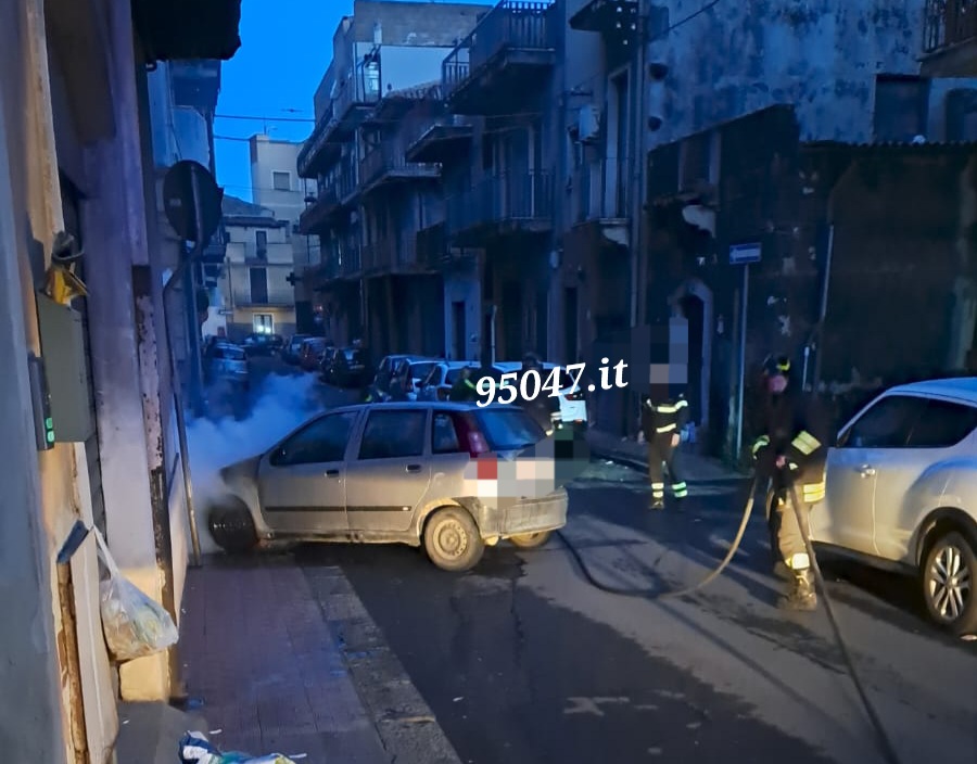 PATERNÒ. AUTO PRENDE FUOCO IN VIA FIUME