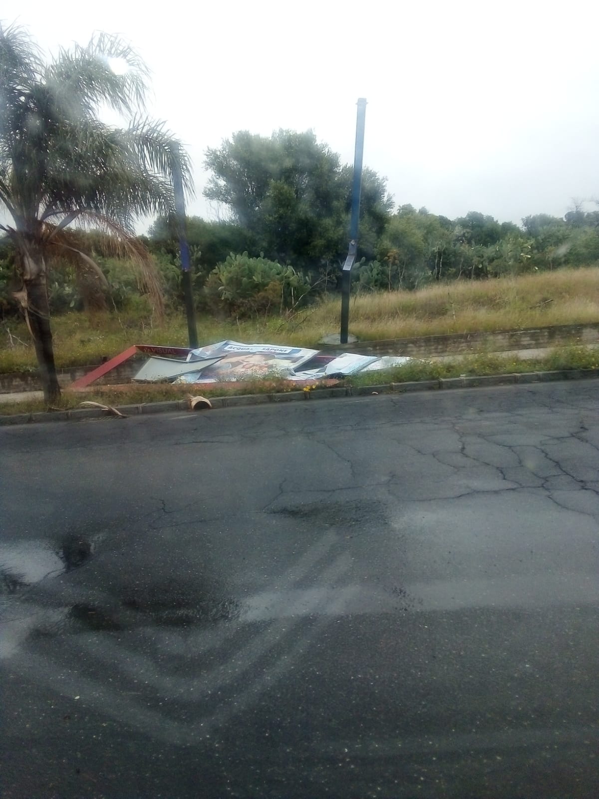 PATERNO’; IL MALTEMPO PROVOCA ENORMI DANNI VVF AL LAVORO. TRAGEDIA SFIORATA IN VIA DELLA LIBERTA' -LE FOTO