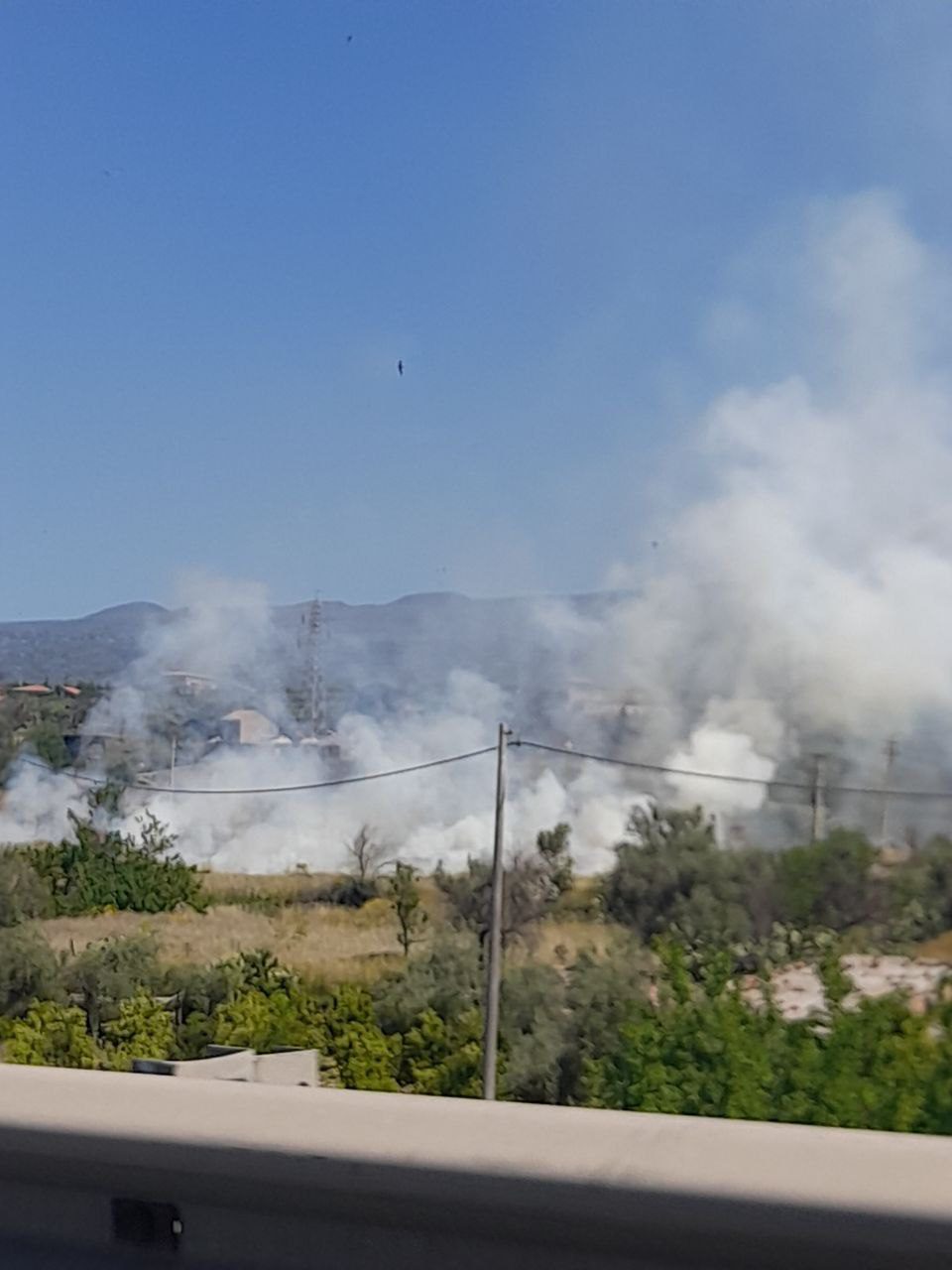 PATERNÒ: VASTO INCENDIO DI STERPAGLIE IN CORSO IN ZONA VIA DELLA LIBERTÀ: DENSA COLONNA DI FUMO GRIGIO IN CIELO