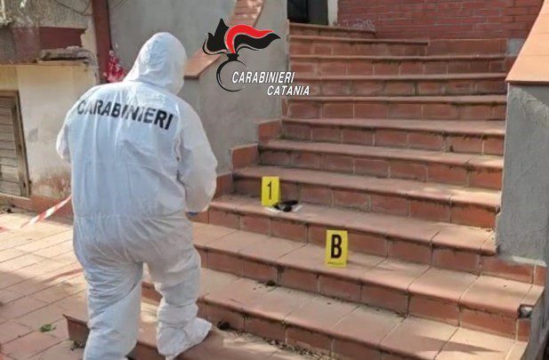 UCCIDE IL FRATELLO A COLPI DI PISTOLA SULLE SCALE DI CASA, DAVANTI AL FIGLIO 20ENNE