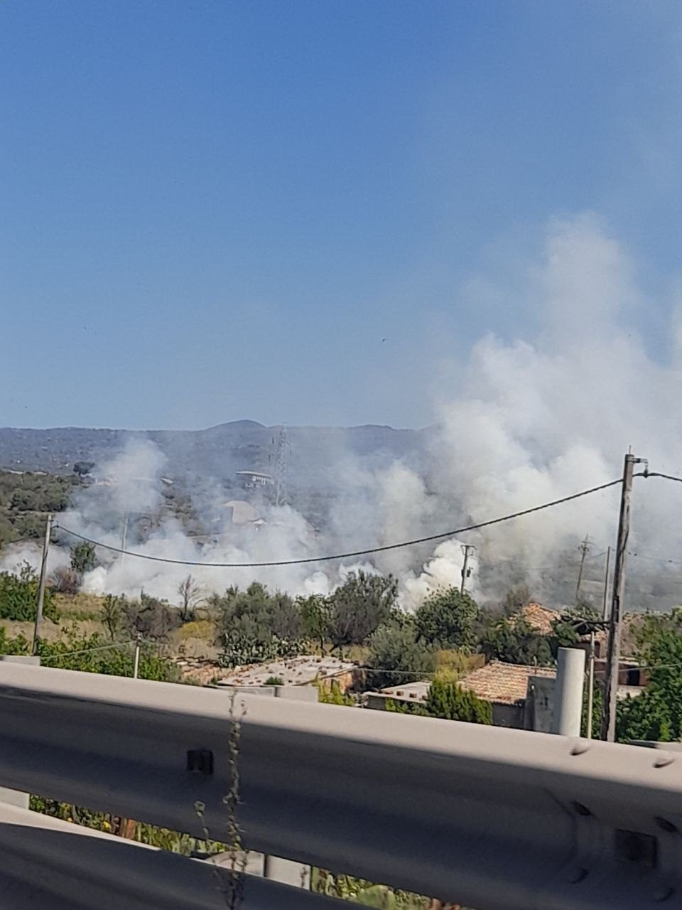 PATERNÒ: VASTO INCENDIO DI STERPAGLIE IN CORSO IN ZONA VIA DELLA LIBERTÀ: DENSA COLONNA DI FUMO GRIGIO IN CIELO