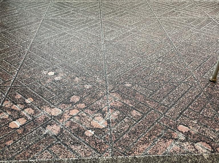 FINITO IL PAROSSISMO DELL'ETNA. PIOGGIA DI CENERE SULLE CITTÀ ETNE: AUTO E STRADE COPERTE DI PULVISCOLO NERO