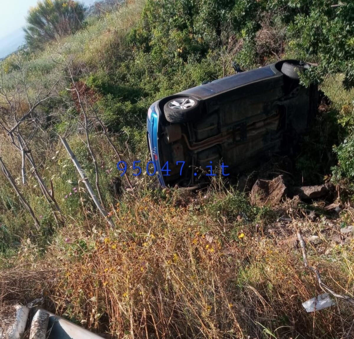 SAN PIETRO CLARENZA. AUTO FINISCE SI RIBALTA E FINISCE FUORI STRADA - 