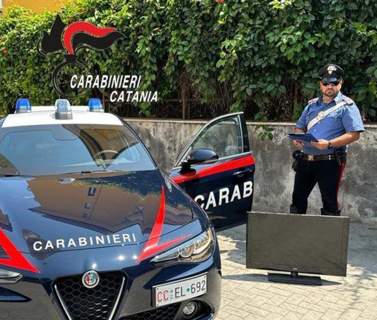 GIARRE .ARRESTATO MENTRE SCAPPA CON UN TELEVISORE DA 43” SUL MONOPATTINO. - 