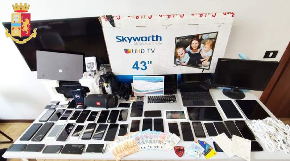 CATANIA, CHIEDE 100 EURO PER RESTITUIRE SMARTPHONE RUBATO, A CASA AVEVA 47 TELEFONINI DI PROVENIENZA FURTIVA - 