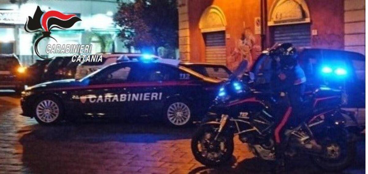 CATANIA. USA LO SCOOTER DI UN ALTRO PUSHER: PREGIUDICATO 53ENNE ARRESTATO DAI CARABINIERI CON LA DROGA NEGLI SLIP - 