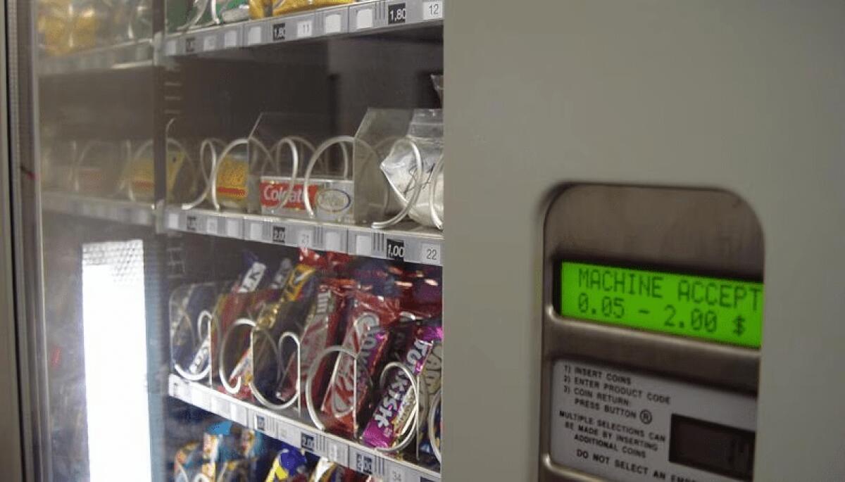 ADRANO. INSERISCE 10 EURO AL DISTRIBUTORE AUTOMATICO E NE PRELEVA 20 TRAMITE UN DISTURBATORE FREQUENZE, DENUNCIATA 19ENNE - 