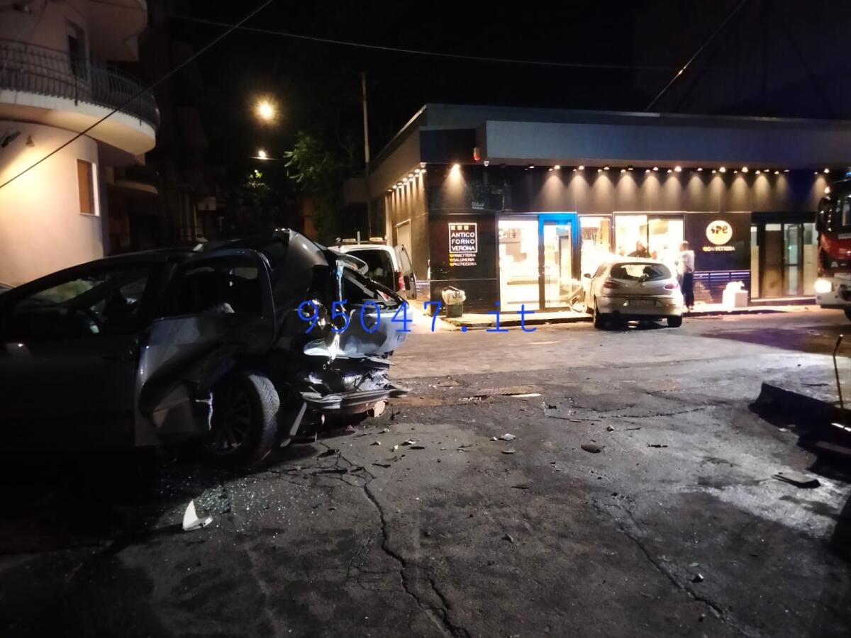 ADRANO. UN'AUTO SI SCONTRA CONTRO UNA VETTURA IN SOSTA E ABBATTE UN PALO DELLA LUCE. - 