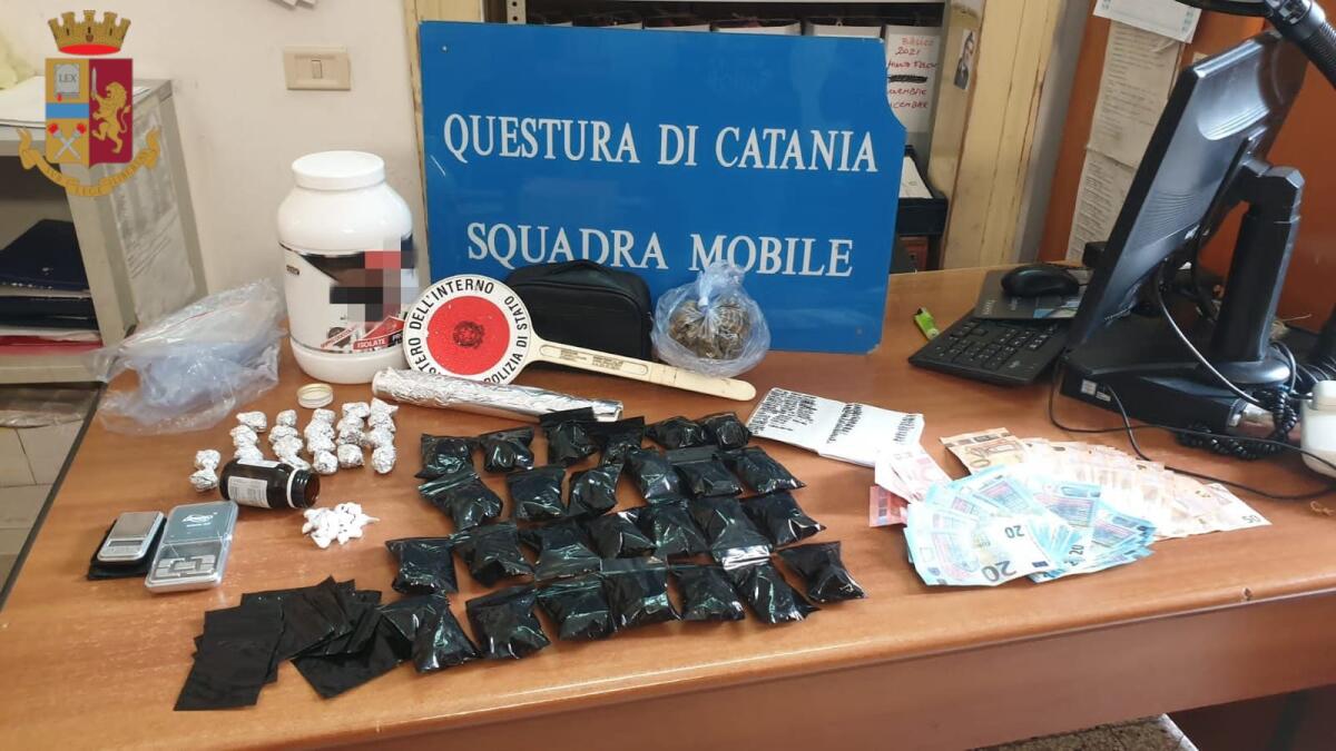 CATANIA. VEDE I FALCHI E TENTA LA FUGA, NASCONDEVA COCAINA E MARIJUANA: ARRESTATO - 