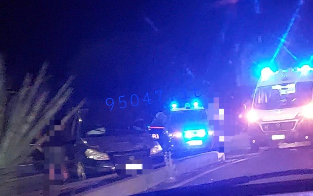 PATERNÒ, AUTOVETTURA CONTRO LA ROTONDA DI VIA NAZARIO SAURO, SOCCORSI SUL POSTO - 