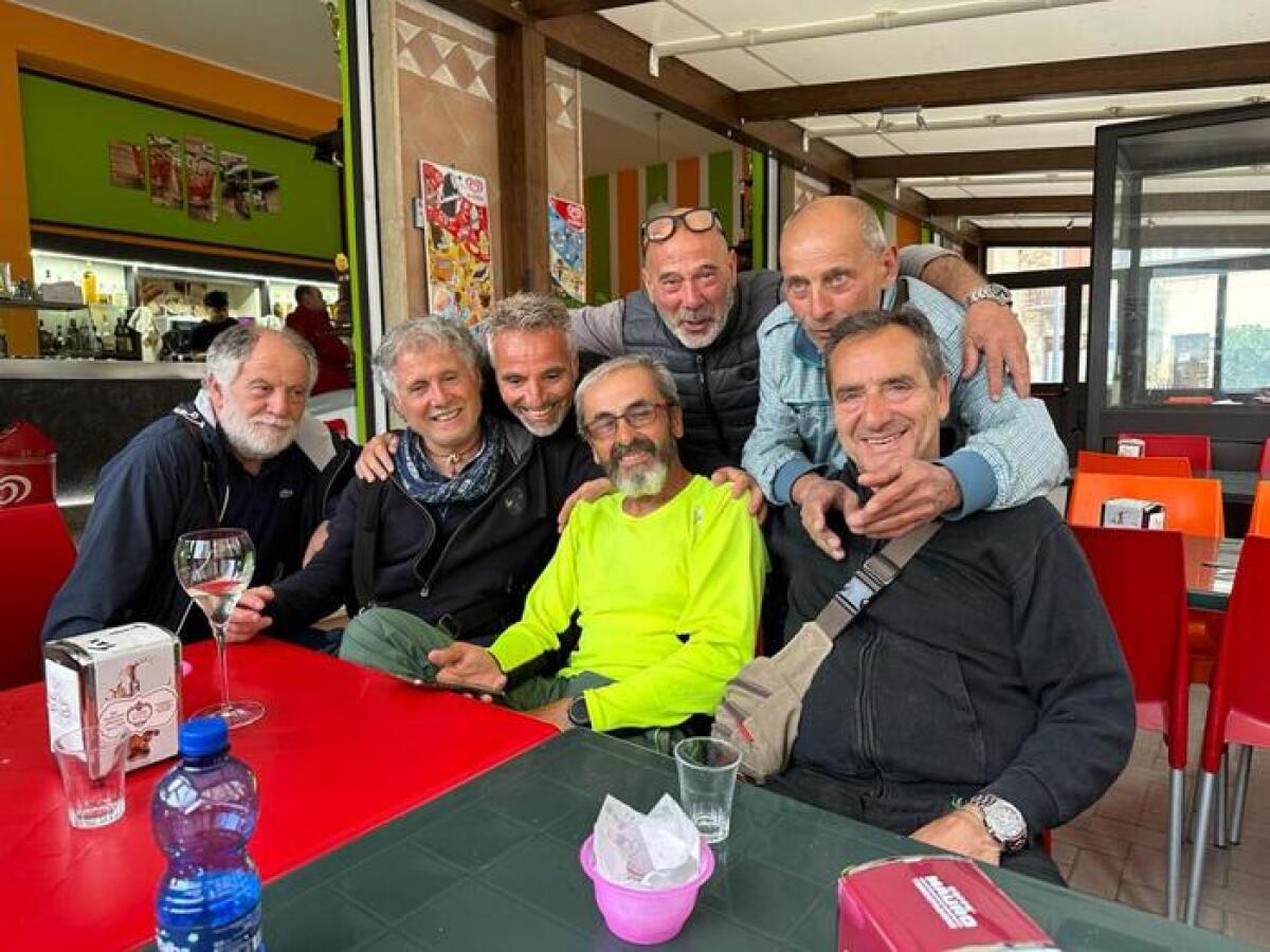 DALLA LOMBARIA ALLA SICILIA A PIEDI PER RIVEDERE GLI AMICI IN PAESE - 