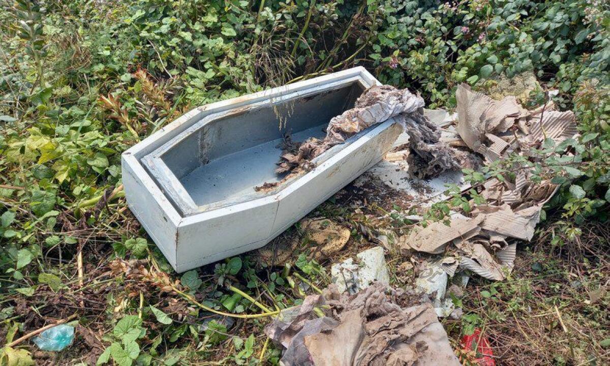 GIALLO A MISTERBIANCO, PICCOLA BARA BIANCA TROVATA SUL CIGLIO DELLA STRADA - 