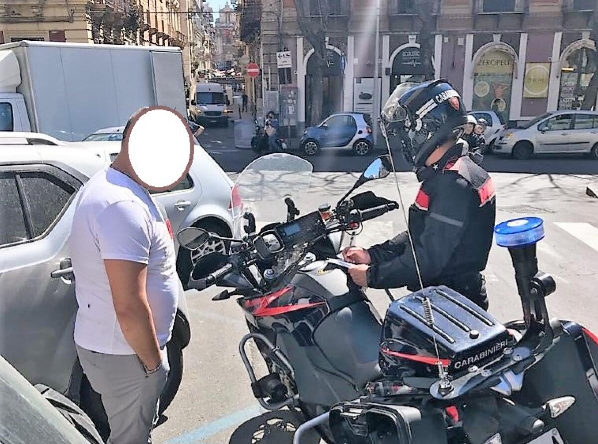 TENTA DI SPINGERE LA COMPAGNA FUORI DALLA MACCHINA IN CORSA LUNGO LA SS. 121, ARRESTATO - 