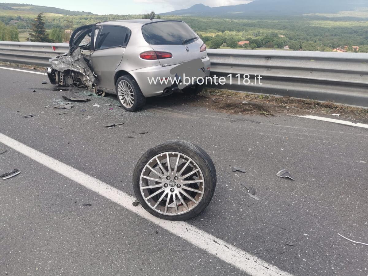 SCONTRO TRA DUE AUTO SULLA SS284 IN TERRITORIO DI BRONTE, 4 FERITI - 