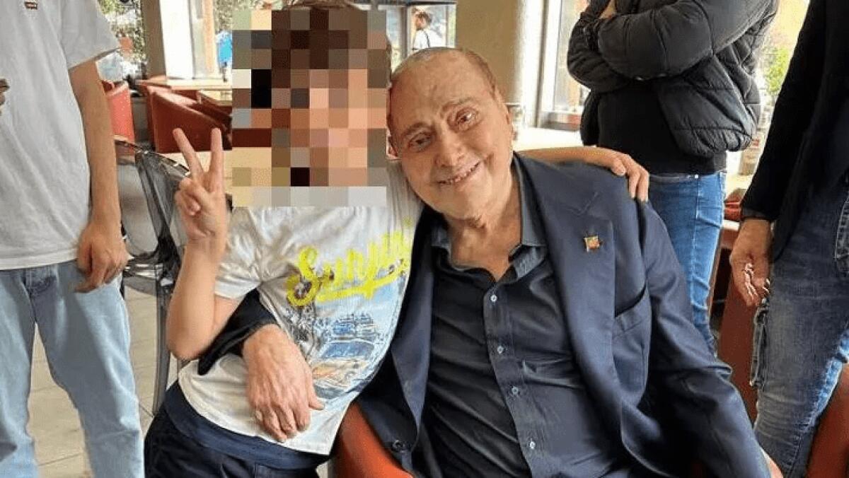 L'ULTIMA FOTO DI BERLUSCONI VENERDÌ POMERIGGIO AL BAR DI MILANO 2 - 