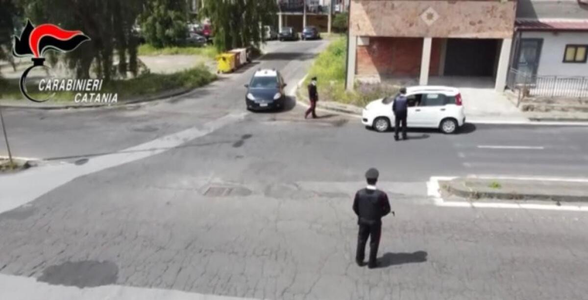 CATANIA. SPACCIAVANO DROGA DAL BALCONE: UN 22ENNE E UN 16ENNE ARRESTATI DAI CARABINIERI - 