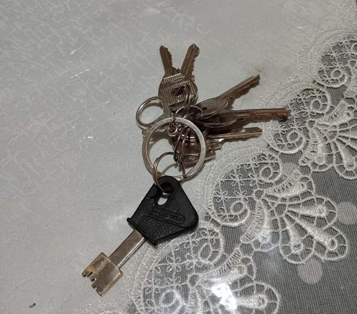 PATERNO’. TROVATO QUESTO MAZZO DI CHIAVI IN ZONA VIALE DEI PLATANI - 