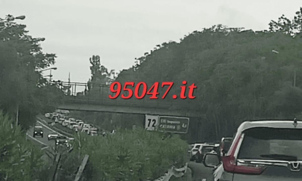 IN CODA SULLA A18. FILA DI 7 KM AL CASELLO DI SAN GREGORIO - 