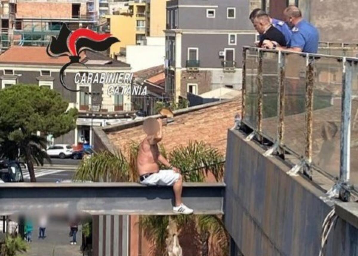 LICENZIATO SALE SUL TETTO DEL POLO FIERISTICO “LE CIMINIERE” E TENTA DI LANCIARSI: SALVATO DAI CARABINIERI - 