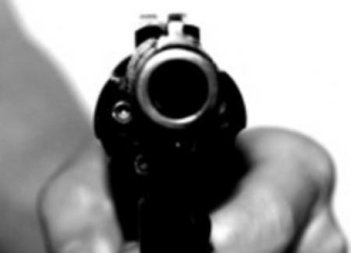 FOLLIA A CATANIA. MINACCIA TURISTI CON UNA PISTOLA DOPO UN INCIDENTE STRADALE - 