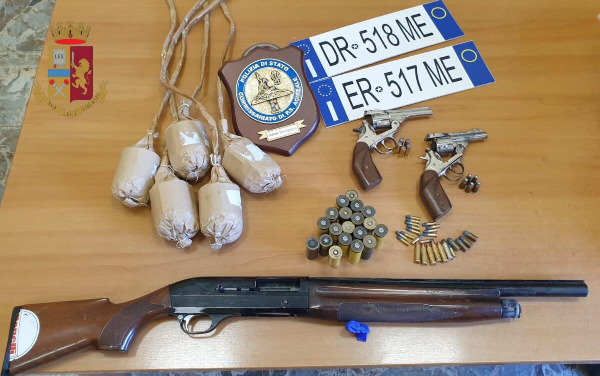 CATANIA, NEL GARAGE UN ARSENALE E  ANCHE TARGHE CLONATE - 