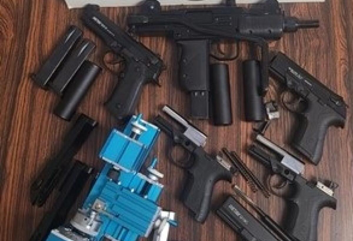 CATANIA, RITROVATO UN ARSENALE DI ARMI IN AUTO E IN CASA DI UN PREGIUDICATO - 