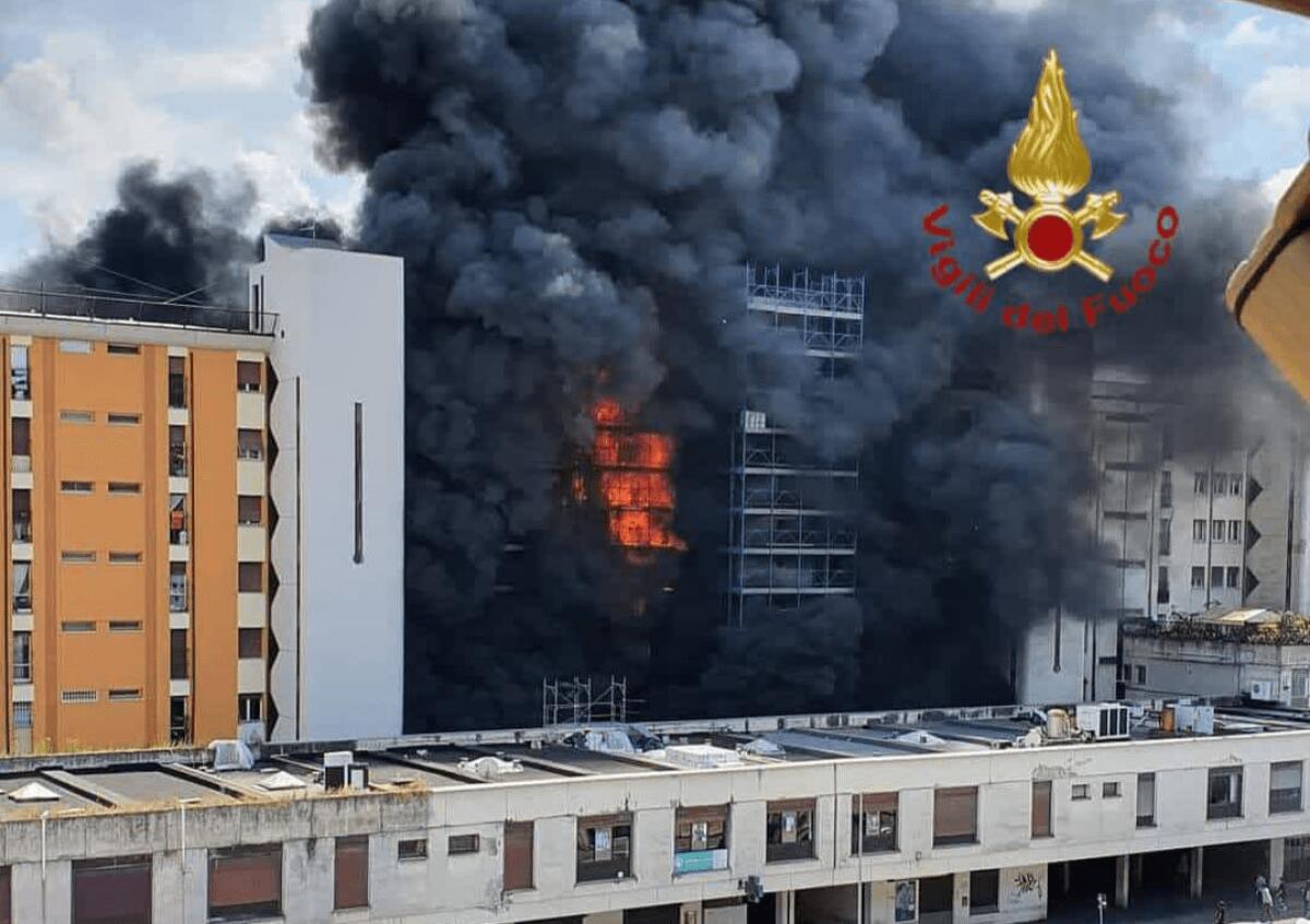IN FIAMME A ROMA PALAZZO IN RISTRUTTURAZIONE. UN MORTO E 17 FERITI (DUE SONO GRAVI) - 