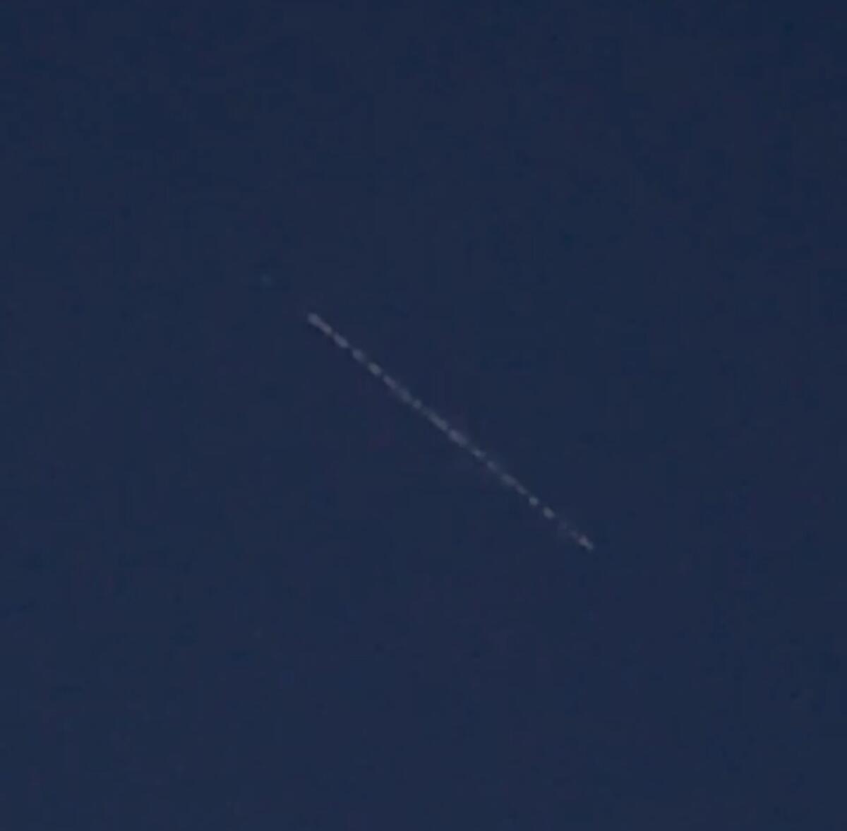 LUNGHE SCIE DI LUCI IN CIELO QUESTA SERA A PATERNO’, SONO I SATELLITI DI ELON MUSK. I PROSSIMI PASSAGGI - 