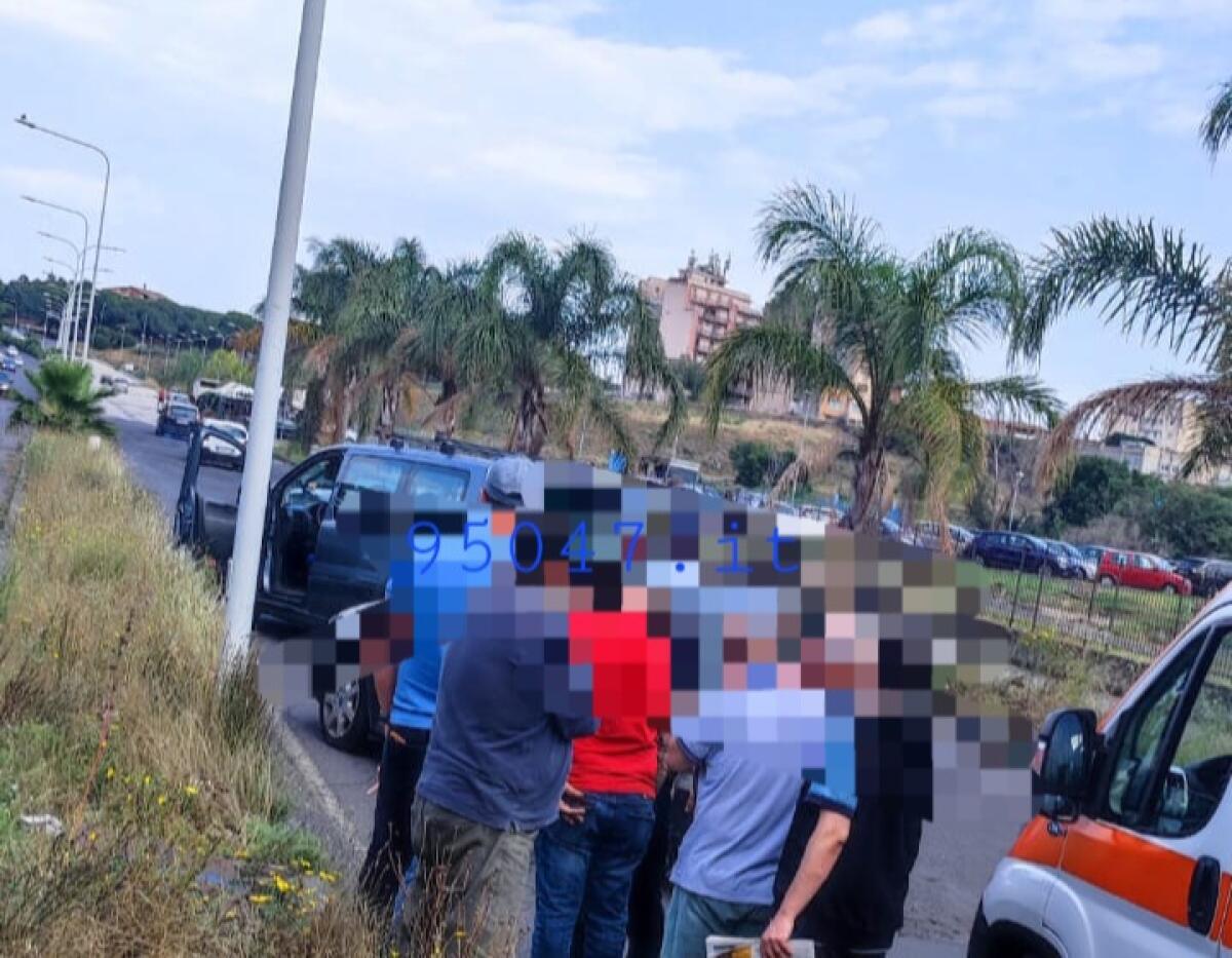 PATERNÓ, DONNA PRECIPITA IN UN TOMBINO AL CORSO ITALIA, FERITA - 