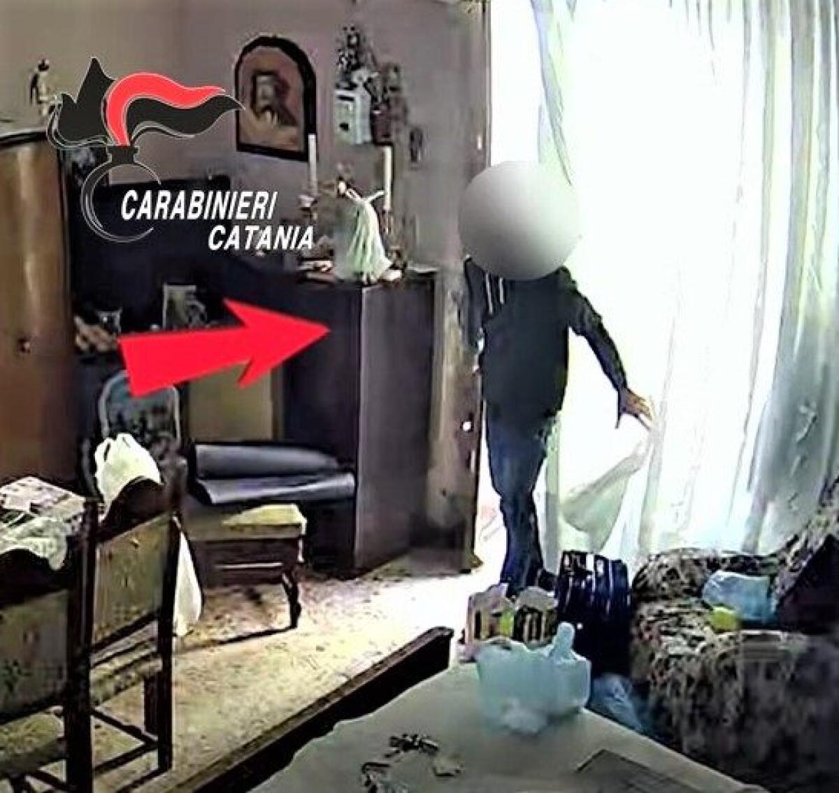 CATANIA. BECCATO DALLA VIDEOSORVEGLIANZA MENTRE RUBA IN UN APPARTAMENTO: ARRESTATO DAI CARABINIERI - 