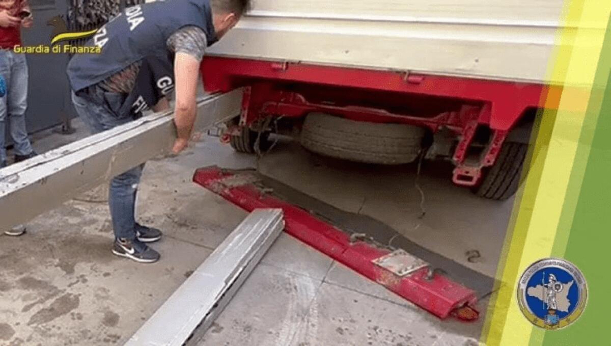 PALERMO, CALABRESE FERMATO DALLA FINANZA: 47 CHILI DI HASHISH NASCOSTI NEL TELAIO DEL CAMION - 