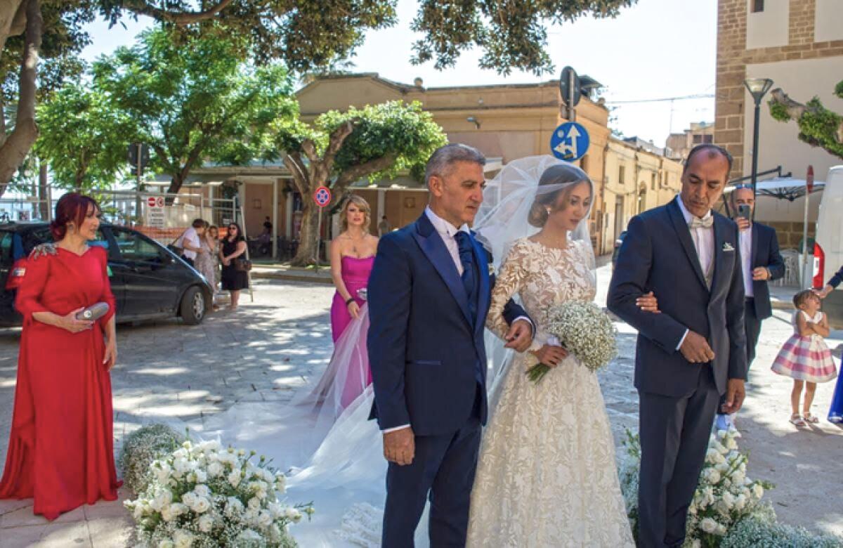 MAZARA DEL VALLO. FURONO SCAMBIATE IN CULLA, AD ACCORGERSENE FU UNA MAESTRA. ADESSO UNA DELLE DUE ‘SORELLE” SI È SPOSATA - 