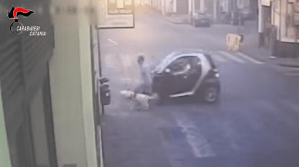 ACIREALE. SCIPPA BORSELLO A NON VEDENTE, DENUNCIATO - 